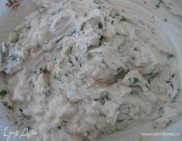 Зелень перемешать с творожной смесью. Посолить, поперчить.
Добавить оливковое масло, винный уксус. Перемешать.
