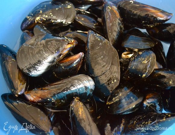 Мидий как следует почистить. Лучше всего это сделать с помощью губки с грубой абразивной поверхностью, или твердой щеткой..., или ножичком. Удалить "бороду". Поврежденные или приоткрытые мидии выбросить!!!  