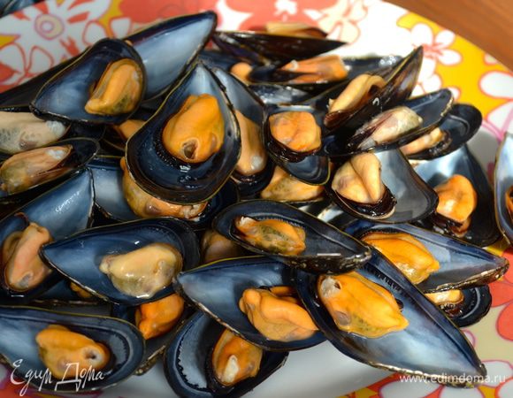 Теперь надо открыть все мидии и отделить половинки ракушек. Сам моллюск остается на одной половинке ракушки, а вторую мы выбрасываем. В случае с не раскрывшимися мидиями поступить также, как с поврежденными в первом шаге - выбросить! 