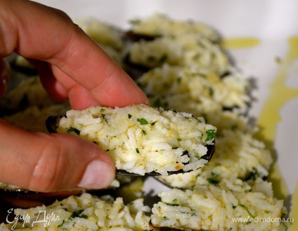 Нафаршировать мидии рисом. Я всегда стараюсь положить побольше риса, и пальцами как следует придавить, утрамбовать его в ракушку. 