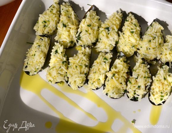 Фаршированные таким образом мидии выложить плотными рядами в керамическую (стеклянную) прямоугольную форму для выпечки. Дно формы сбрызнуть маслом. 