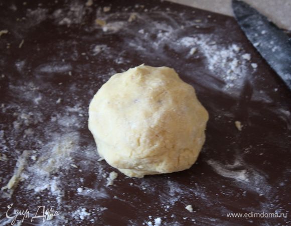 Сначала тесто. Холодное масло нарезаем на кубики и ножом рубим в крошку с мукой и молотыми орехами. Добавляем яйцо,соль и сахар, и начинаем быстро вымешивать, тесто должно собраться в шар. Если муки маловато, подсыпайте, тесто не должно сильно липнуть к рукам.Заворачиваем в пленку и ставим в холодильник на 1 час или на 20 минут в морозилку.