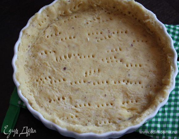 Выпекаем корзинки. Духовку разогреваем до 180 градусов. Достаем тесто и раскатываем его довольно тонко и на скалке переносим в смазанную форму (у меня 19 см). Проходимся скалкой по краям формы,чтобы убрать излишки теста.