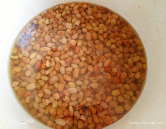 заливаем водой из расчета:на 1 стакан изюма 2 стакана воды.Накрываем крышкой и убираем в холодильник на ночь