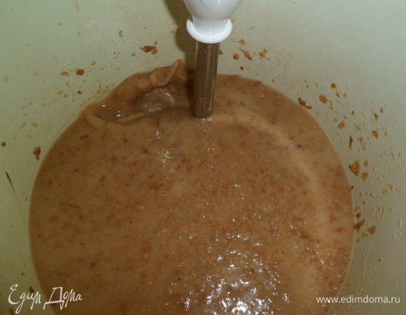 Вымоченный изюм измельчаем в блендере или погруженым блендером до состояния пюре.Воду не сливаем