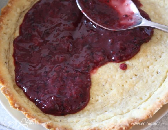 Даем корзинкам остыть. В охлажденные корзинки выкладываем небольшим слоем наш конфитюр и ставим минут на 10 в холодильник,чтобы он схватился. 