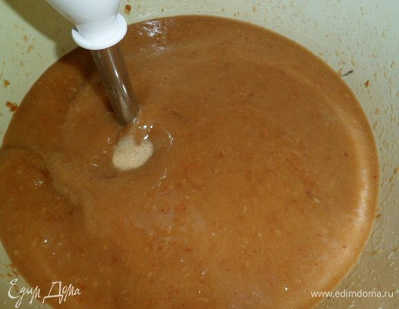 К измельченной массе добавляем сироп рожкового дерева,розовую воду и еще питьевую воду. Пробиваем блендером всю массу.