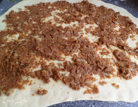 В жмых от изюма добавляем немного крахмала и миндаля.Тесто подойдет любое (дрожжевое или слоеное)