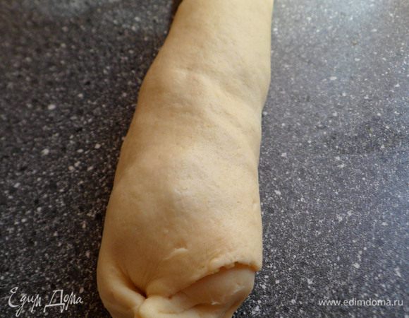 скручиваем в рулет и выпекаем до зарумянивания