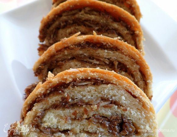 вот такой получился вкусный,ароматный рулет