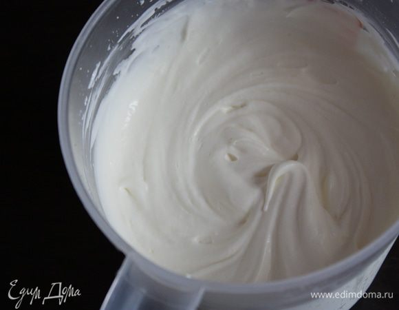 Взбиваем сливки с сахаром  до крепких пиков,наполняем шприц (или ложкой) и наполняем наши корзиночки!