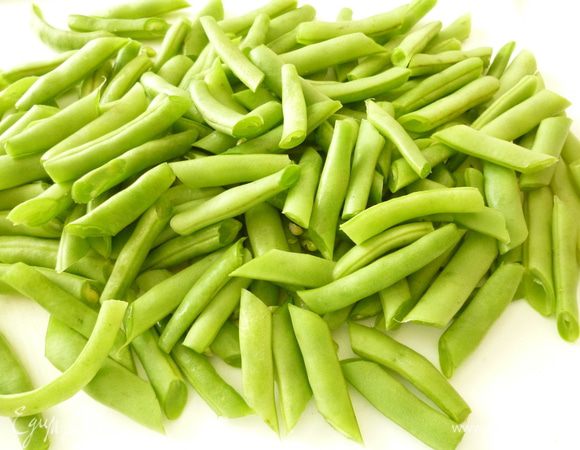 Спаржевую фасоль нарезать брусочками