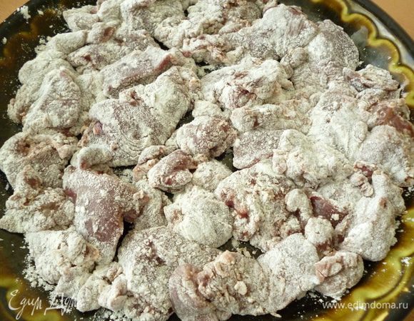 Куриную печень почистить от прожилок,слегка посолить и поперчить,хорошо обвалять в муке.Затем быстро обжарить в сковороде с растительным маслом с двух сторон (примерно по 1-2 минуты с каждой стороны) до легкой  золотистой корочки.Обжаренную печень убрать в отдельную посуду и накрыть крышкой