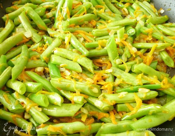 Добавляем нарезанную фасоль,перемешать и обжариваем под крышкой 10 минут,не забывая перемешивать