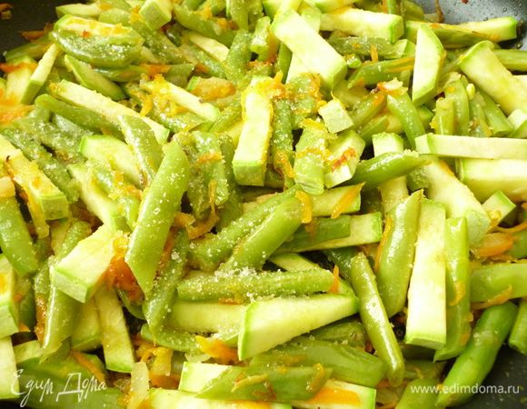 Добавить нарезанный кабачок,перемешать,добавить соль,сахар,лимонный сок и обжариваем под крышкой еще 10 минут,не забываем перемешивать