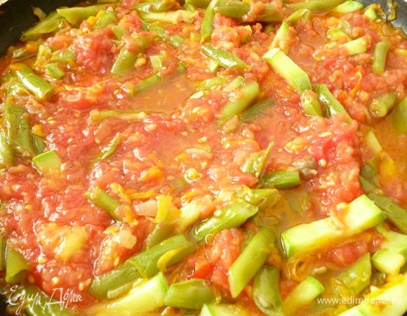 Добавить натертые томаты,перемешать,тушим под крышкой 20 минут,пробуем на соль и сахар,если надо добавляем по своему вкусу.Добавляем молотый черный перец,лавровый листик,по желанию измельченный чеснок