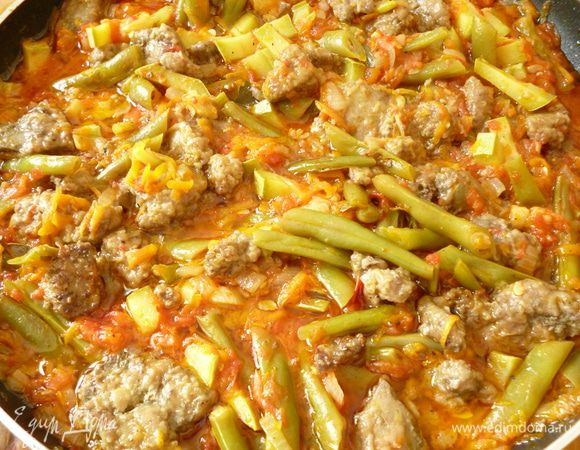 Выкладываем обжаренную печень и еще тушим под крышкой - 3-5 минут.В конце приготовления можно добавить зелень по вкусу или свои любимые травки.Приятного вам аппетита!