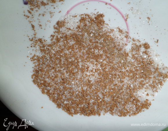 Смешиваем соль, черный перец, сахар, молотый кориандр и натираем этой смесью хек,
 