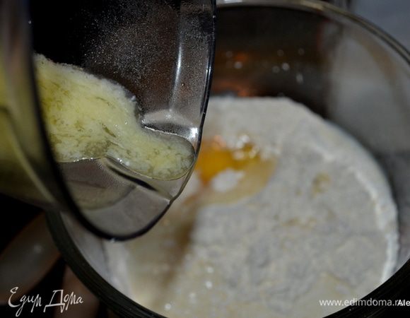 День пришел и мы берем из контейнера 1 стакан (250 мл) сухой смеси. Добавляем молоко,яйцо и масло и перемешиваем.