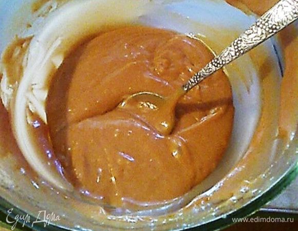 Пока выпекался бисквит, поставить банки со сгущёнкой вариться где-то на 2 часа. По истечении времени сгущёнку достать аккуратно. НИ В КОЕМ СЛУЧАЕ горячие банки не охлаждать в холодной воде (для тех, кто никогда не варил сгущённое молоко) иначе взорвётся!
Сливочное масло заранее достанем из холодильника. Сгущёнку, ещё тёплую, взбить миксером со сливочным маслом до однородности.