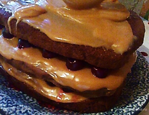 Готовые коржи остудить. Я их пропитывала соком от вишен + сахара немного. Коржи промазать кремом, сверху выкладывая вишню. Готовый торт поставить в холодильник ~ на ночь для пропитки.