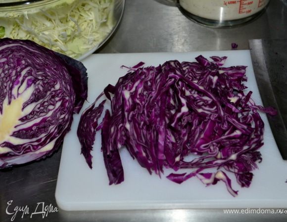 Капусту белокочанную и красную порубить мелко.
