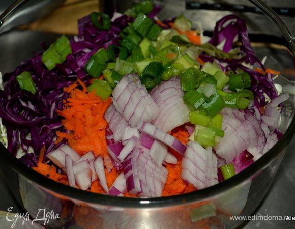 Смешать капусту и 4 следующих ингредиента.
1 стакан морковь,натереть,
1/2 стакана красный лук, порубить,
3 зеленых пера,нарезать,
1 стол.л халапеньо, нарезать.