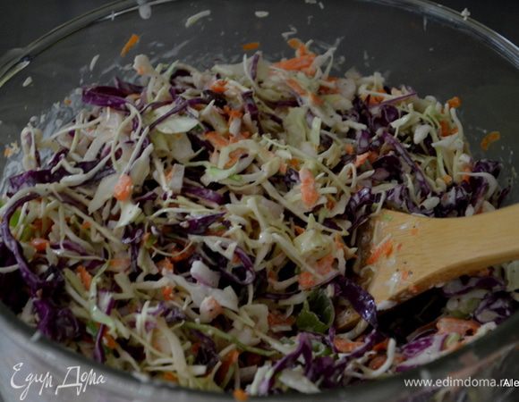 Добавим заправку в овощи и все перемешаем. Закроем пищевой пленкой и дадим отдохнуть в холодильнике 1 час или более. После этого салат вкуснее.