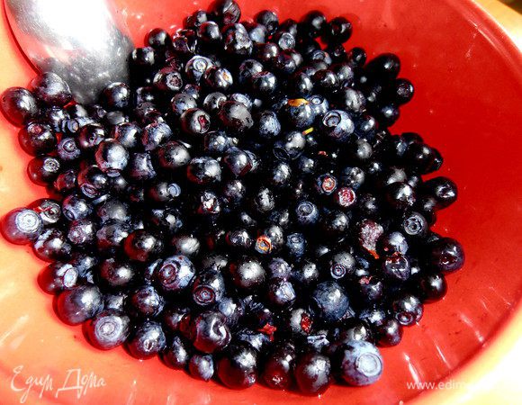 Чернику перетереть с сахаром, развести немного водой и процедить... Я воспользовалась сиропом от черничного варенья)))