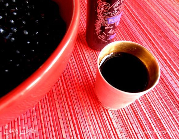 Для взрослых наливаем рюмку Рижского черносмородинового бальзама (30*)... Вот в такой сувенирной бутылочке умещается как раз 40 мл.