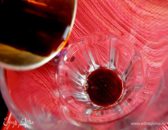 Выливаем бальзам в высокий стакан...