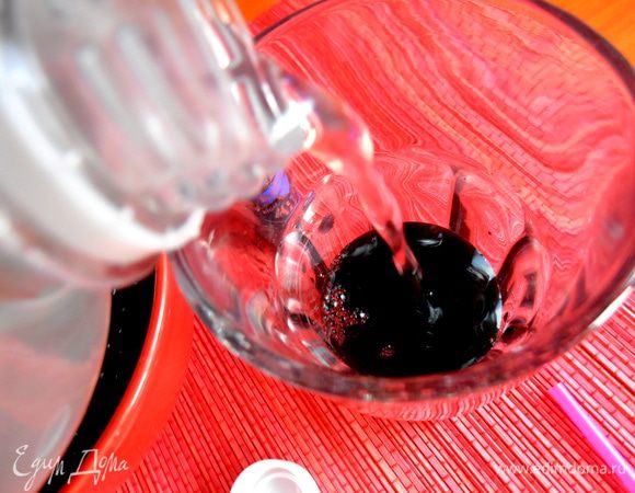 Доливаем ледяной минералкой...