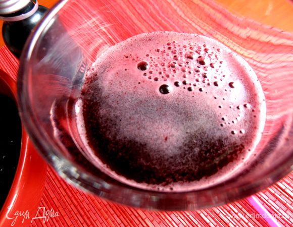 Если минералка стояла в комнате, кидаем кубики льда!