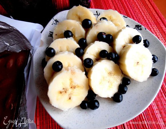 Подаём к напитку бананы и свежую чернику...