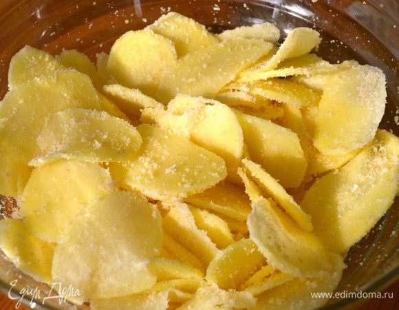 Картофель тонко нарезать с помощью овощерезки (или кухонного комбайна). Нарезать желательно как можно тоньше, поэтому вручную у Вас так нарезать не получится. В миску с нарезанным картофелем высыпать оставшуюся сухую "смесь" сухарей с сыром. Посолить, поперчить по вкусу и перемешать руками.