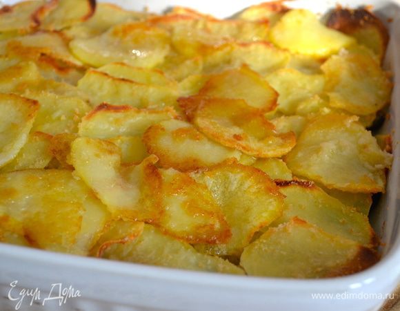 Поставить мидии запекаться в разогретую духовку на 30-40 минут, до образования красивой золотистой корочки у картофеля.