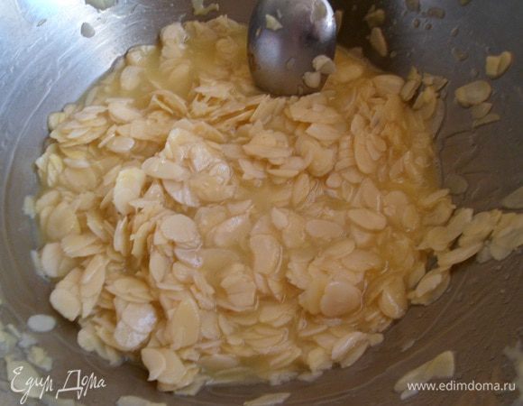 Kарамелизируем лепестки миндаля: В сотейнике смешиваем сахар, сливки, масло и лепестки миндаля. Провариваем  минут 5