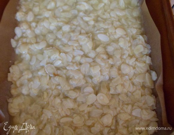 Затем берем форму, на дно кладем пек.бумагу так, чтобы края загибались (чтобы наша карамельная масса никуда не убежала). Виливаем в форму нашу массу и в духовку на 15-20 минут.