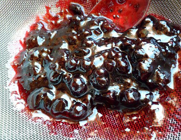 Займемся смородиной: моем, обсушиваем.
засыпаем сахаром и прогреваем на плите до растворения сахара, раздавив ягоды, чтобы сок пустили. Затем перетираем через сито 