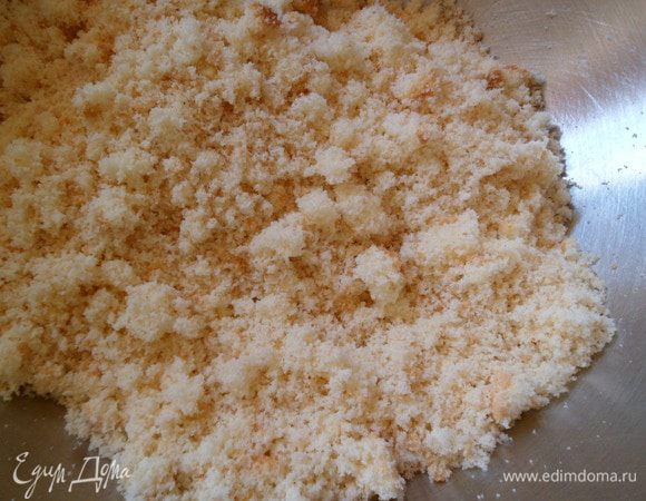 Бисквитные обрезки измельчаем и делим на 2 части 