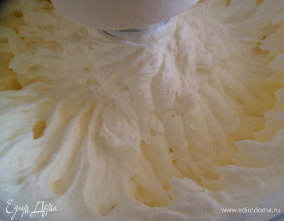 Взбиваем сливки с загустителем и сахарной пудрой, затем вводим маскарпоне продолжая взбивать в пышную однородную массу.