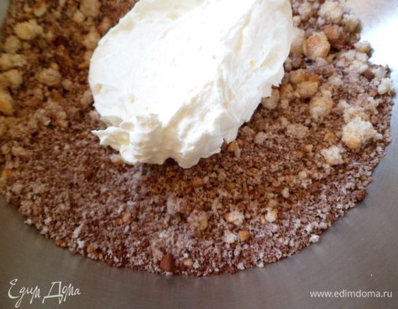 Одну часть бисквитных обрезков крошим мелко, добавляем какао и 2 щедрые ст.ложки сливочного крема, все перемешиваем в однородную послушую массу (можно добавить миндаль).