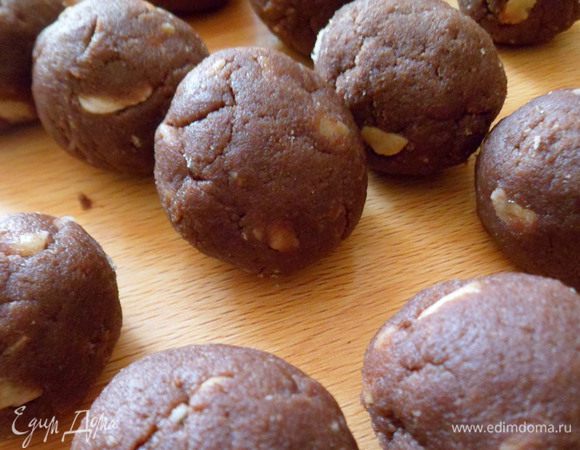 Скатываем шарики, лучше маленькие.