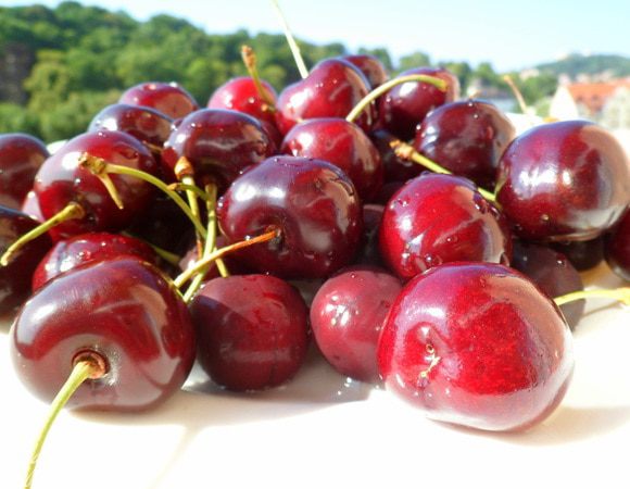 Черешню моем обсушиваем