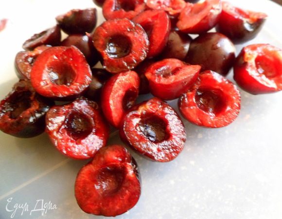 Отбираем мелкую, режем на 2 части и удаляем косточки.