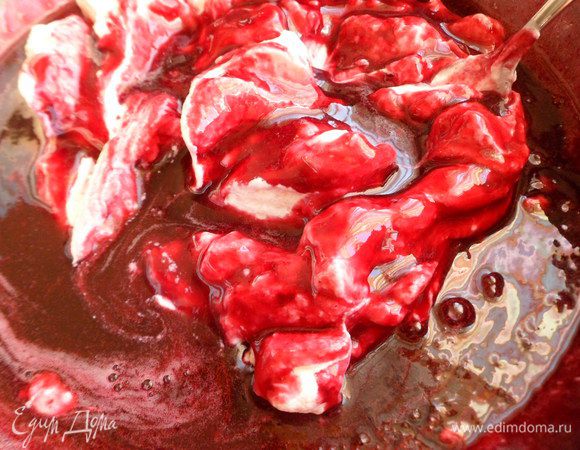 Отбираем часть сливочного крема (3-4 ст.ложки) в сторону, пригодится для украшения верха торта. Соединяем смородиновое пюре и сливочный крем, также добавляем оставшиеся измельченные обрезки бисквита, перемешиваем, также добавляем шоколадные шарики и половинки черешни