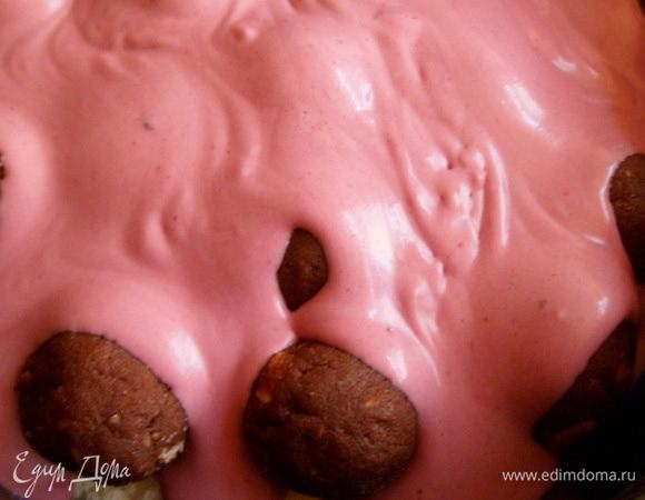 Берем разъемную форму и заливаем нашу массу, затем убираем в холодильник  на часа 3-4. Если вы хотите, чтобы торт застыл быстро, то можно в сливочный крем ввести 7 г желатина, предварительно растворив его по инструкции на пачке.