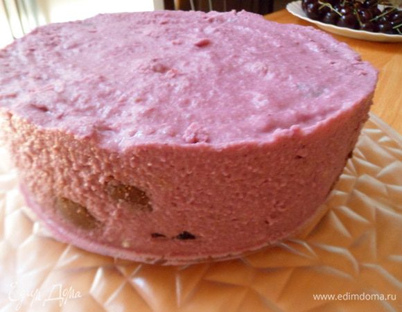 Освобождаем торт от формы проведя по краям аккуратно ножом.