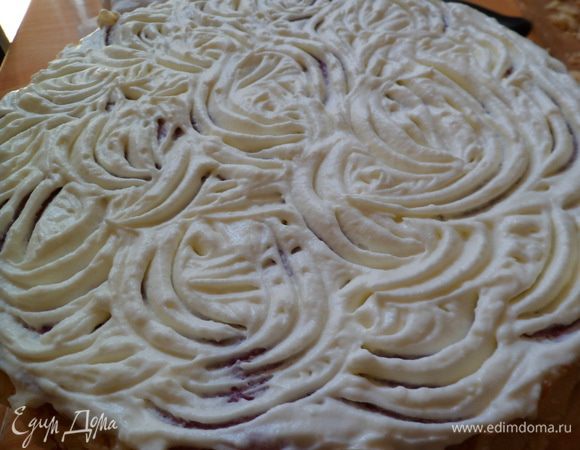 Делаем разводы вилкой. Верх торта украшаем целой черешней, не забыв предупредить своих друзей и родных об этом. Приятного аппетита.