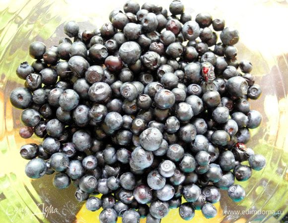 Чернику промыть и обсушить. Я обычно раскладываю бумажные полотенца в несколько слоев и сушу на них.